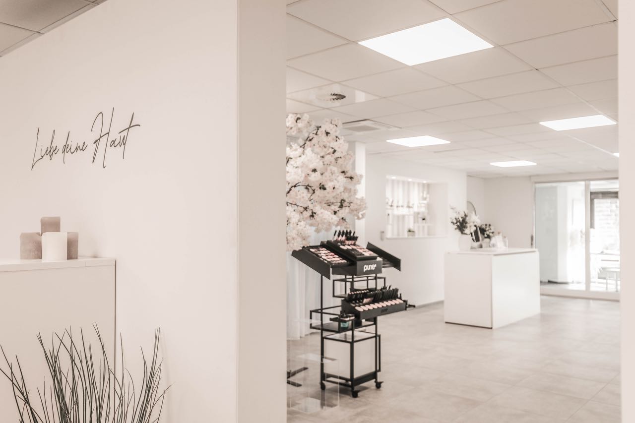 Das Kosmetik Atelier Elle in Oelde, hell und ruhig, an der Wand steht Liebe deine Haut