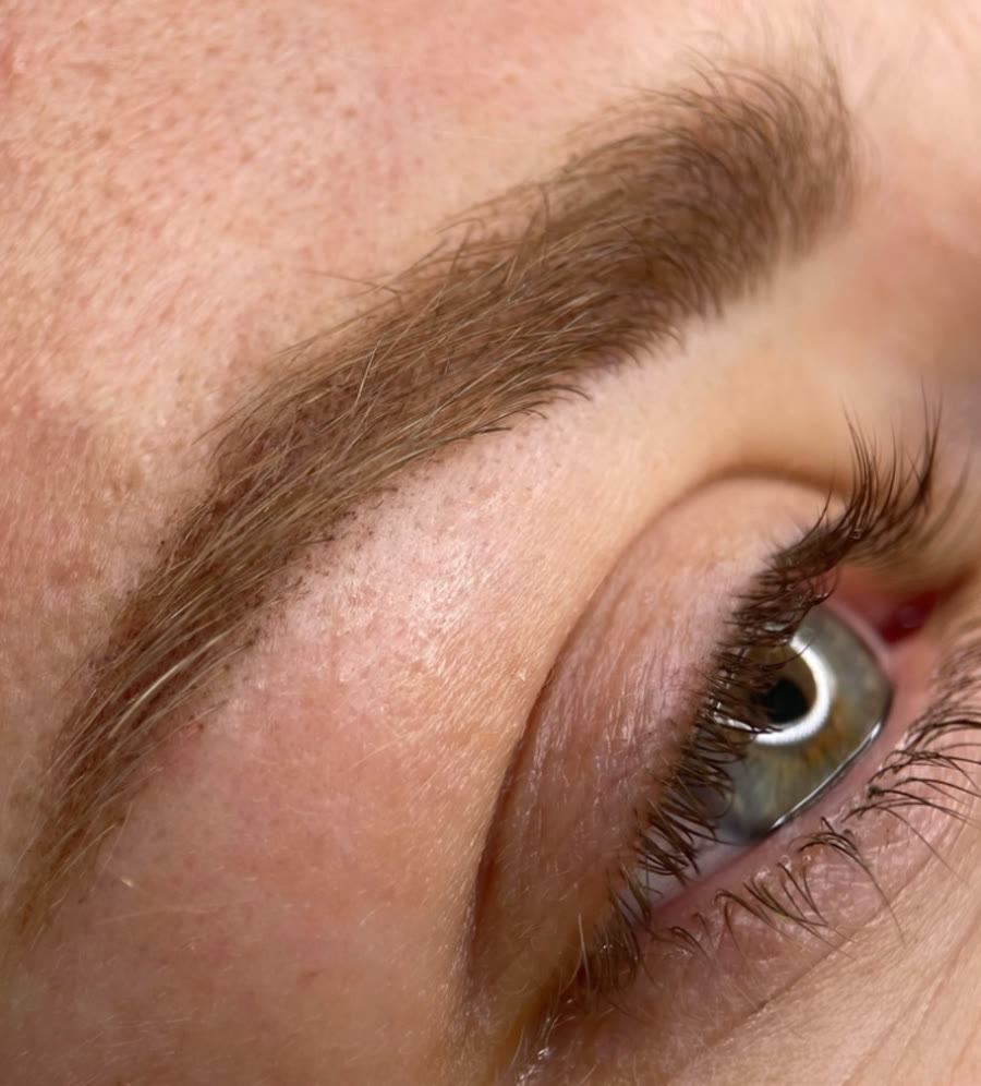 Natürliche Augenbraue nach Permanent Make-up in Oelde