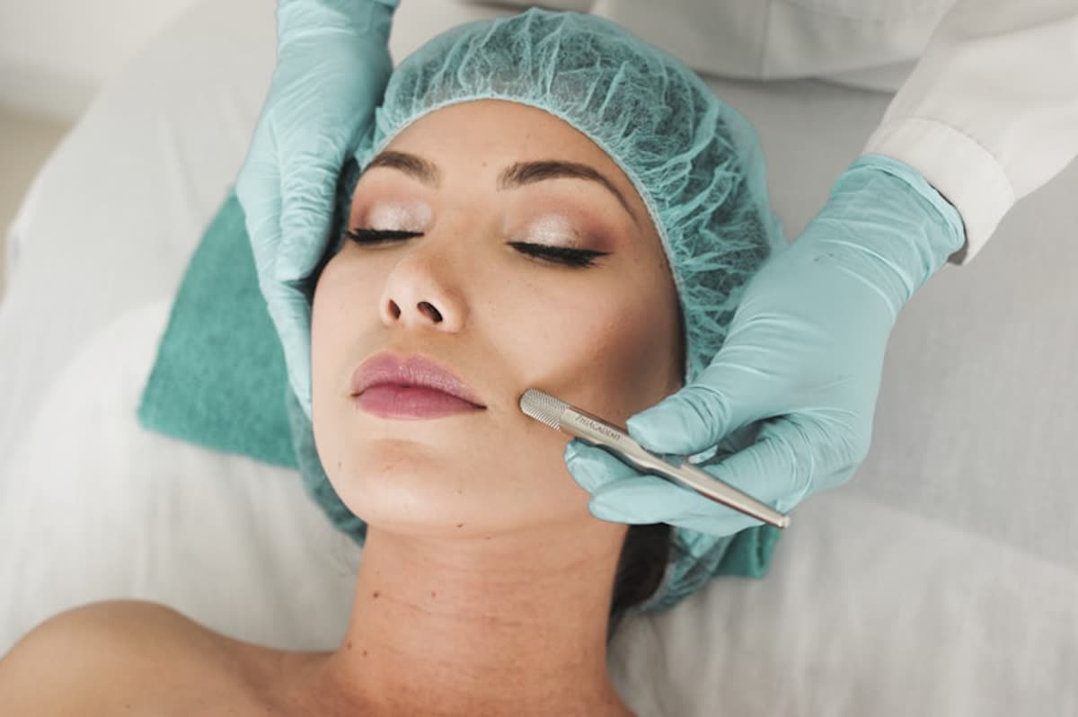 Gesichtsbehandlung mit Peeling im Studio in Oelde